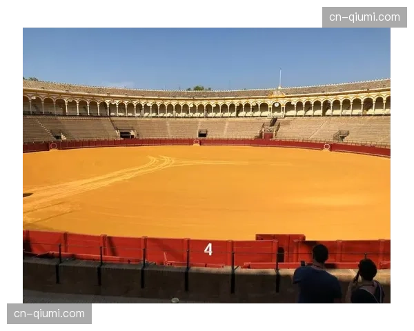 特写:在塞维利亚的官方旗舰店,美国游客对复古球衣的消费热情高涨 特写:在塞维利亚的官方旗舰店,美国游客对复古球衣的消费热情高涨